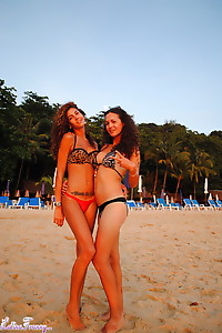 Beauty tgirls Nicole & Bruna posing on the beach