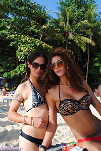 Beauty tgirls Nicole & Bruna posing on the beach