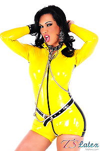 Tranny hottie Jhoany Wilker in yellow latex