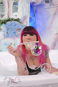 Horny Kelly takes a bubble bath