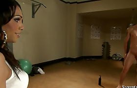 Trainer fucks feet to TS in the gym